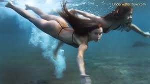 Cachonda dulce nena en la piscina y lesbianas en el mar en tenerife