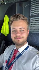 Life is better in 36.000ft 😎✈️ , ., ., ., ., ., #pilot #cockpit #flying  #aviation #mountainview