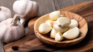 Garlic is an incredibly useful seasoning, but it's not impossible to misuse it. What Is A Garlic Clove Really And How Do You Use It