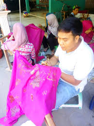 Ya, pewarna wenter naptol hadir untuk menjadikan warna pada kain/ pakaian sehingga sesuai dengan apa yang kita inginkan. Proses Membatik Pewarnaan Pertama Kain Batik Dilanjutkan Nembok Menutup Motif Slbn 1 Muara Teweh
