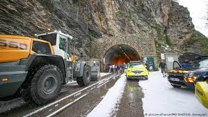 The route of the 2019 tour de france with stage maps and profile, plus accommodation, bike hire and tour de france cycling holidays. Tour De France Confusion And Chaos As Extreme Weather Halts Race Sports German Football And Major International Sports News Dw 26 07 2019