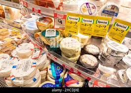 Mon Ami Käse und President Käse einschließlich Camembert und Double Brie in  einem australischen Supermarkt, Sydney, Australien Stockfotografie