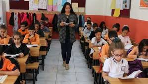 Yüz yüze eğitimde ikinci aşamaya geçilmesinin ardından gözler 5.6.7 ve 9.10.11 sınıflara çevrildi. Okullar 15 Subat Ta Acilacak Mi Okullar Ne Zaman Acilacak