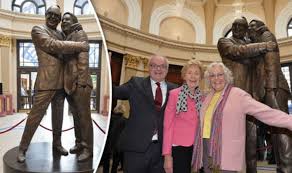 Each of its cojones is comparable in size to a slightly. Eric Morecambe S Wife Was Burgled As She Unveiled Statue Of Morecambe And Wise Uk News Express Co Uk