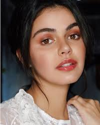 9 Celebrity Approved Holiday Makeup Looks Star Style Ph Holiday Makeup Holiday Makeup Looks Makeup Looks