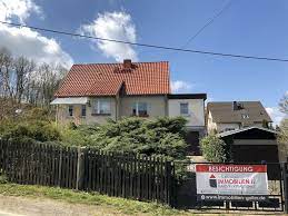 Die infrastruktur ist gut und immobilien in plauen, die familien mit kindern zum beispiel in oberlosa kaufen, bestehen aus einfamilienhäusern in alleinlage, bungalows oder kleinen reihenhäusern. Haus Zum Verkauf Alte Oelsnitzer Strasse 62 08527 Plauen Oberlosa Mapio Net
