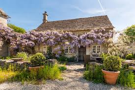 With its stunning scenery, history, great shops & friendly pubs. The Best Holiday Cottages In The Cotswolds England 2021