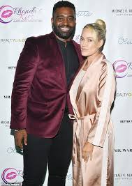 Chrishell stause was born terrina chrishell stause in kentucky in 1981. Chrishell Stause 39 Bringt Ihren Freund Keo Motsepe 31 Zu Ihrer Grossen Weihnachtsfeier Nach Welt