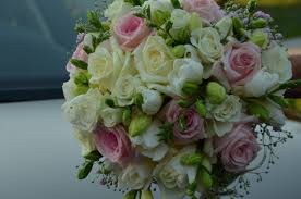 Diese frage stellt sich jede braut bei den vorbereitungen auf ihren großen tag. Brautstrauss Rundgebunden Im Vintage Style Rosa Und Creme Rosen Mit Schleierkraut Und Weissen Freesien Www Blumenwerkstatt Biz Bruidsboeket