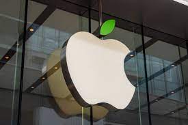 Apple: Καθυστερεί η επιστροφή των εργαζομένων στα γραφεία της