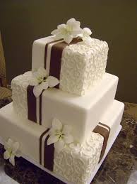 Chocolate Bands This Is For Our Showroom So Its A Dummy Off White Fondant With Chocolate Fondant Bands Ro Torte Hochzeit Hochzeitstorte Dessert Hochzeit