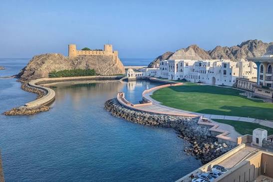 Al Jalali Fort and Al Alam Palace, Muscat, Oman. View from Al Mirani Fort. #aljalalifort #alalampalace #oman #muscat #amazingplaces