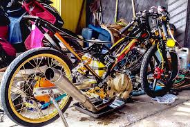 Satria 2 tak hiu merah dan hitam sederhana tapi keren. 18 Modifikasi Satria 2 Tak Kontes Ideas In 2021 Infomodifikasi