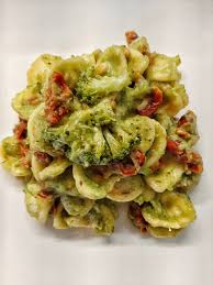 Visualizzazione post con etichetta finocchietto selvatico. Le Orecchiette Con Crema Di Broccoletti Profumata Al Finocchietto Selvatico E Pomodori Secchi La Moglie Dello Chef