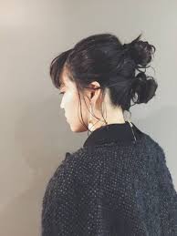 ミディアムヘアのお団子アレンジまとめ 高めも低めもしっかりまとまる folk ヘアスタイリング ミディアム まとめ髪 オン眉 ロング
