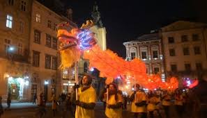 Другий молодик після зимового сонцестояння настане 11 лютого 2021 року о 21:05 за києвом, що відповідає 12 лютого, 3:05 пекінського часу. Kitajskij Novij Rik U Lvovi Lazerne Shou I Hoda Vognyanih Drakoniv