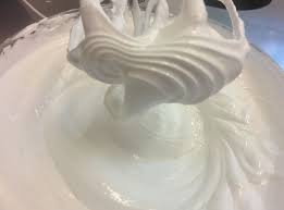 Ho montato a neve un paio di cucchiai di albume, prelevato da una confezione di albumi pastorizzati, aggiungendo il proverbiale pizzico di sale oppure aggiungendo uno spruzzo di montare gli albumi a neve. Come Montare Gli Albumi Mentecontorta