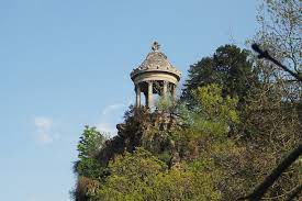The parc des buttes chaumont (pronounced paʁk de byt ʃomɔ̃) is a public park situated in northeastern paris, france, in the 19th arrondissement. Buttes Chaumont Park Un Jour De Plus A Paris