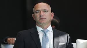 أعلن الرئيس التنفيذي لشركة أمازون جيف بيزوس، أمس الثلاثاء، أنه يعتزم التنحي عن منصبه، والاكتفاء بمنصب وقد لا تكون شركة بلو أوريجن التي ينوي جيف بيزوس إدارتها مشهورة مثل شركة الملياردير إيلون ماسك سبيس أكس. Ù…Ø§ Ù…Ø¯Ù‰ Ø«Ø±Ø§Ø¡ Ø±Ø¦ÙŠØ³ Ø£Ù…Ø§Ø²ÙˆÙ† Ø§Ù„Ø³Ø§Ø¨Ù‚ Ù…Ù‚Ø§Ø±Ù†Ø© Ø¨Ù…Ù†Ø§ÙØ³ÙŠÙ† Ø£Ù…Ø«Ø§Ù„ Ø¥ÙŠÙ„ÙˆÙ† Ù…Ø§Ø³Ùƒ ÙˆÙ…Ø§Ø±Ùƒ Ø²ÙˆÙƒØ±Ø¨ÙŠØ±Øº ÙˆØºÙŠØ±Ù‡Ù…Ø§ Rt Arabic