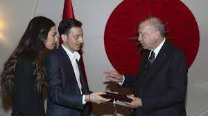 Dünyanın en iyi futbolcuları arasında gösterilen türk asıllı futbolcu mesut özil'den gelen son dakika açıklamaları sosyal medyada en çok konuşulan konular arasında yer alıyor. Mesut Ozil Das Nachste Foto Mit Erdogan Sport Sz De