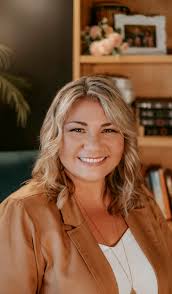 Pamela Gault's Instagram, Twitter & Facebook