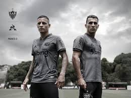 A camisa alvinegra que faz milagres, capaz de reverter placares impossíveis e eternizar jogos. Atletico Mg Lanca Terceiro Uniforme Na Cor Cinza E Com Escudo Retro
