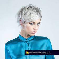 I capelli corti rientrano fra le scelte più amate dalle donne e, ancora una volta, sono fra i protagonisti dell’estate 2021. Tendenze Capelli 2021 Compagnia Della Bellezza Luca Galli