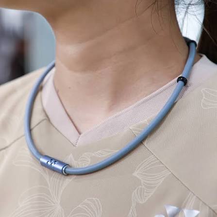 YONEX V4パワーネックレスネオプラス 着用イメージ