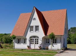 House without roof is about the journey of the siblings liya, jan and alan who were born in the kurdish area of the iraq and grown up in germany. Romantisches Friesenhaus Mit Weiss Verputzter Fassade Und Rotem Dach Von Eco System Haus Kleines Wohndesign Friesenhaus Fassade Haus