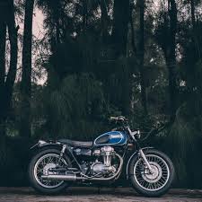 8 15下午太陽用遲到半個月般賊笑的表情從烏雲後面探頭把握了這短暫的時光一個人刊踹 回到了幾年前帶你 妳來共享美景的地方微風很涼 只有水 聲和眼前的山景