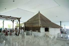 Tiket sunan drajat karomah sunan drajat menaiki ikan talang, memindahkan masjid dalam semalam & umbi keluar sunan drajat adalah salah satu anggota walisongo.nama asli beliau adalah raden qosim, yang. Bersafari Ziarah Dan Berdo A Di Makam Sunan Drajat Lokasi Ziarah Laduni Id