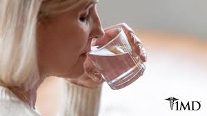 Some people report that drinking lemon water can reduce their symptoms of acid reflux after a meal. Food Myths Debunked Does Hot Water Really Stop Acid Reflux 1md