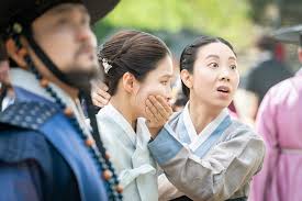 Yup, drama histori yang selain dua tokoh utama, ada pemeran lain yang bikin drama ini makin spesial, yaitu aktor keren lee ji hoon. Lee Ji Hoon Has Drastically Different Encounters With Shin Se Kyung And Park Ji Hyun In Rookie Historian Goo Hae Ryung Soompi