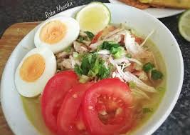 Soto ayam is a yellow spicy chicken soup with lontong or nasi himpit or ketupat (all compressed rice that is then cut into small cakes) and/or vermicelli or noodles, it is from indonesia. Soto Ayam Yellow Chicken Clear Soup Recipe By Riska Mustika Cookpad