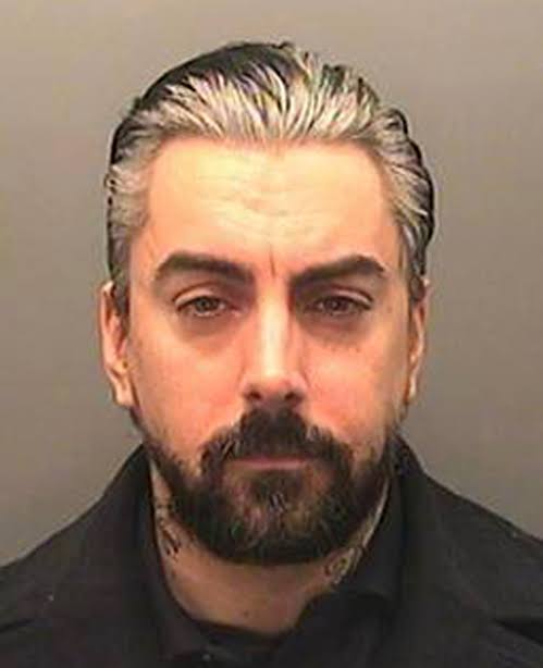 Ca sĩ Ian Watkins bị đâm chết trong tù