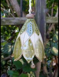 Hier Konnen Sie Eine Wunderschone Kleine Garten Glocke Aus Meiner Keramikwerkstatt Kaufen Die Blute Handgemachte Keramik Handgefertigte Keramik Topferarbeiten