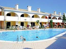 Bibione appartamento in vendita con piscina al piano terra composto da soggiorno con angolo cottura, frigo grande, divano a letto doppio, tv, 1 camera. Residence Leopardi Con Piscina E Aria Condizionata Aggiornato Al 2021 Tripadvisor Bibione Case Vacanze