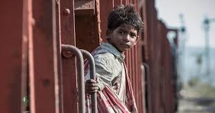 Cercando di sopravvivere alla vita di strada. Film Lion La Strada Verso Casa Aiuta Anche Tu Ifeelgood It