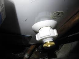 This plastic drain valve is easy to turn on and off, however, these valves are easy to cross thread when attaching the drain hose. Hot Water Tank Drain Valve Help Doityourself Com Community Forums