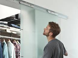 Ein recht sicherer stand ist gewährleistet, wenn sich auf der rückseite des schrankes eine wand befindet. Einen Begehbaren Kleiderschrank Im Loft Stil Selbst Bauen Bauhaus