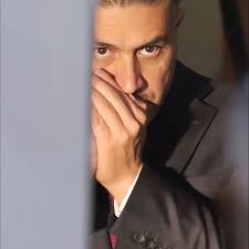 Qué dice esta imagen, según tú? A mí nada. Sólo alguien haciendo una  llamada discreta como deben ser todas las del Secretario.