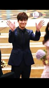 With His Adorable And Signature Double Hand Wave Lee Min Ho Lee Min Adorable