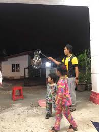 Video ini menampilkan cara bermain gelembung sabun dengan asyik karena dapat bertahan lama dan tidak mudah pecah. Projek Buih Sabun Gergasi Ibu Ni Buat Untuk Anak Seronok Bermain Di Rumah Keluarga