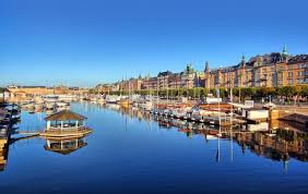 Djurgården gränsar till skeppsholmen i saltsjön och ladugårdslandsviken, till östermalm i ladugårdslandsviken oc. Djurgarden