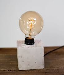 Kleine Schlicht Gehaltene Diy Tischlampe Aus Beton Betonlampe Selbermachen Beton Lampe