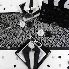 Ans or argent pour une idées d'ambiance déco sur déco de fête, le spécialiste de toutes vos fêtes et des idées de déco. Decoration De Table Sur Le Theme Noir Et Blanc Anniversaire Noir Et Blanc Deco Noir Et Blanc Theme Noir Et Blanc