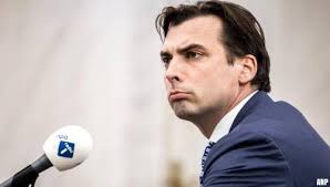 De presentatrice & journaliste is anno 2021 bekend van nos journaal, wnl vandaag de dag, nederland in new york. Transport Online Onvrede Over Roast Van Thierry Baudet Door Cabaretier In Talkshow Jinek Video