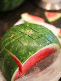Tembikaisusu #tembikaimanis #baubawang saya akan kongsi teknik memotong buah tembikai susu dengan cara. Cara Mudah Potong Buah Tembikai Agar Nampak Elok Tak Terlalu Berair
