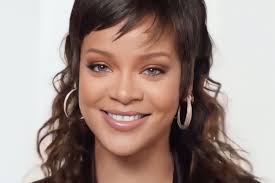 Rihanna está grávida, ela tem uma barriga enorme e está aparecendo. Site Aponta Que Rihanna Esta Gravida De Seu Primeiro Filho