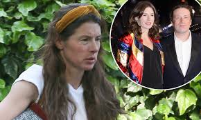 Mikäli yrityksestäsi ei vielä löydy markkinointiviestinnän. Jools Oliver Looks Strained As She Steps Out After The Shock Collapse Of Jamie S Restaurant Chain Daily Mail Online